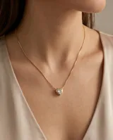 Collar de plata 925 con baño de oro, compuesto por una cadena fina y un dije en forma de corazón con circonia central tipo punto de luz.