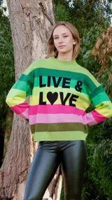 Sweater de punto multicolor con cuello redondo y mangas largas. Diseño a rayas horizontales en tonos verde, amarillo, rosa y marrón. Estampado frontal con la frase "Live & Love" en letras negras y un corazón negro.
