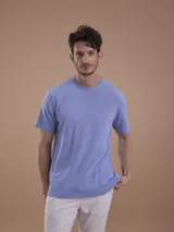Remera de manga corta color azul con efecto melange, cuello redondo y corte clásico.