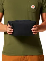 Campera técnica de plumón con diseño acolchado elástico, cuello alto, cierre frontal completo y bolsillos laterales con cremallera. Cuenta con puños elásticos y logo de la marca estampado en el pecho.