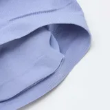 Bandeau de diseño strapless confeccionado en tejido de canalé, con detalle fruncido en el centro del pecho y acabado sin costuras.