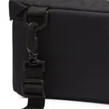 Bolso Nike modelo Shoe Box Small, de color negro con gran logo Swoosh y texto Nike en blanco en el frente. Cuenta con manija superior y correa ajustable y desmontable para llevar al hombro o cruzado.
