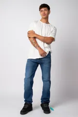 Jean de corte recto y ajuste relaxed fit, confeccionado en denim azul con lavado clásico.