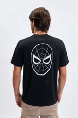 Remera negra de manga corta con estampa gráfica de la máscara de Spiderman en color blanco en la espalda y pequeño logo en rojo.