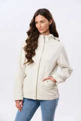 Campera liviana con capucha, de corte clásico, color beige, con bolsillos laterales con solapa y cierre frontal.