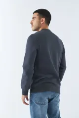 Buzo de felpa color bordó con cuello redondo, mangas largas y corte regular. Presenta un estampado con la frase "Think out of the box" en el frente y logo de la marca bordado.