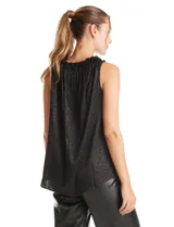 Blusa sin mangas de satén labrado color beige, con cuello a la base fruncido en punto smock.