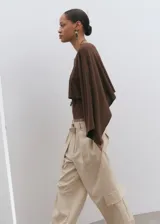 Blusa marrón de corte recto, con cuello redondo y mangas tres cuartos amplias.