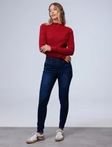 Jean elastizado de tiro alto y pierna skinny, marca One Five One. Tiene pretina con pasadores, botón y cierre. Delantera y trasera con bolsillos.