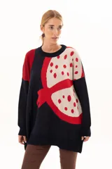 Buzo tejido de punto con silueta oversize y calce relajado. Presenta un diseño gráfico inspirado en una granada con bloques de color en azul marino, rojo y beige, cuello redondo y terminaciones en rib.