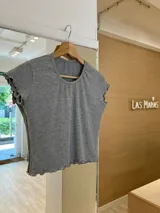 Remera de morley color mostaza, de manga corta con terminación fruncida.