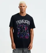 Remera negra de algodón con estampado frontal de tres perros tipo doberman con cadenas y cruces, y la palabra "FEARLESS" en la parte superior.