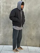 Pantalón de jean gris lavado, corte mom fit, tiro alto y pierna holgada.