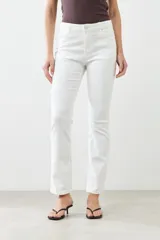 Pantalón jean de corte recto color crudo.