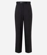 Pantalón sastre estilo pantalona gris oscuro con raya diplomática, de tiro medio con pinzas frontales, corte amplio y pinzas en la cintura. Incluye pasadores y cinturón.