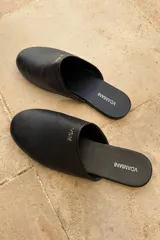 Slippers con estampado animal print, forro interior y plantilla de cuero color negro.