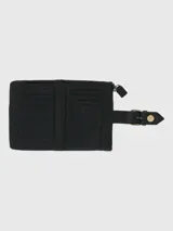 Billetera de cuero natural color negro con diseño de hebilla decorativa frontal en tono dorado. Cuenta con cierre perimetral, múltiples ranuras para tarjetas, compartimento para billetes y tecnología de protección RFID.