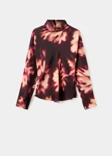 Blusa de cuello alto y manga larga con diseño recto y estampado tie-dye en tonos oscuros. Cuenta con cierre de botones en la parte posterior.