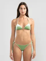 Conjunto de bikini verde agua con textura acanalada, compuesto por corpiño triangular con tirantes finos y bombacha de corte clásico con tiras laterales ajustables.