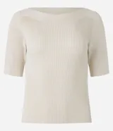 Blusa de punto acanalado en color verde oscuro, con escote bote y mangas cortas. Presenta un diseño ajustado al cuerpo y tejido de textura uniforme.