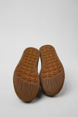 Zapatos Camper modelo Peu Terreno, color verde militar con suela de goma marrón texturizada y cordones tono sobre tono.
