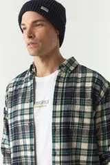 Camisa de viyela a cuadros en tonos rojo, azul y beige, de corte regular y manga larga.