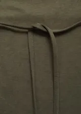 Top verde militar de tirantes finos con escote recto, corte recto y lazo ajustable en la cintura.