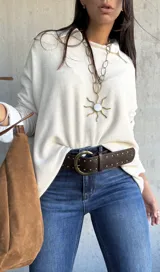 Sweater oversize de tejido de punto fino en color natural, con cuello redondo y mangas largas con puños rectos.