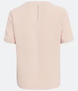 Blusa blanca de poliéster de corte recto, con cuello redondo, mangas cortas con dobladillo y detalles de pespuntes a contratono.
