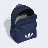 Mochila Adidas Adicolor Classic azul marino con logo blanco. Tiene un compartimento principal amplio, un bolsillo frontal adicional y bolsillos laterales. Las correas son acolchadas y ajustables.