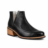 Botín de cuero blanco con textura de crocco y charol, diseño con calados circulares y aberturas laterales en forma de V. Cuenta con taco foliado de madera y vira cosida.