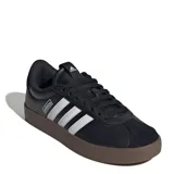 Championes Adidas modelo VL Court 3.0, de diseño urbano con parte superior en color negro y las icónicas tres tiras laterales en blanco. Presenta una suela vulcanizada de caucho en tono marrón oscuro y cierre mediante cordones.