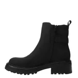 Botas de caña corta color taupe, con suela track y dos hebillas decorativas laterales. Presentan un diseño urbano con acabado mate y tirador en la parte posterior.