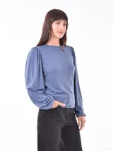 Remera azul piedra de punto canalé con mangas largas abullonadas.