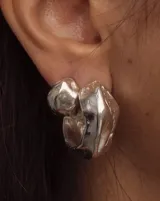 Aros tipo argollas de diseño artesanal con acabado texturizado y forma irregular. Fabricados en bronce y alpaca, con pernos y cierres de plata 925.