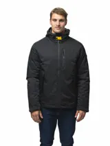 Campera 3 en 1 de diseño funcional, compuesta por una capa exterior semi impermeable con capucha ajustable y puños con velcro, y una capa interior capitoneada y abrigada. Ambas piezas pueden utilizarse juntas o por separado. Cuenta con cierre frontal, bolsillos laterales y un bolsillo en el pecho, todos con cierre.