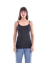 Musculosa negra de breteles finos y corte ajustado.