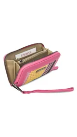 Billetera mediana con cierre perimetral, confeccionada en cuero sintético rosa y detalle central de tejido tipo telar con rayas verticales en amarillo, rosa y negro. Incluye correa de mano desmontable y placa metálica con logo de la marca.
