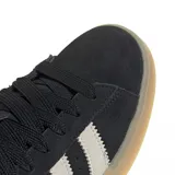 Championes adidas Campus 00s de estilo urbano, confeccionados en gamuza negra con las icónicas tres tiras laterales y refuerzo en el talón en color gris claro. Presentan una suela de goma color caramelo y cierre mediante cordones.
