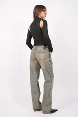 Body gris de tejido de punto con cuello alto y mangas largas. Presenta aberturas en los hombros, broches snap en la entrepierna y elástico interno en el contorno de tiro.