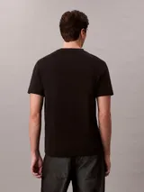 Remera de corte clásico confeccionada en algodón, con cuello redondo y mangas cortas. Presenta un diseño minimalista y atemporal, ideal para un uso diario.