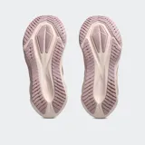 Championes de running Asics Novablast 5, color rosado con suela de plataforma geométrica en tono más oscuro. Presentan capellada de malla jacquard transpirable y sistema de amortiguación FF BLAST MAX.