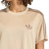 Remera Adidas Firebird color beige, con cuello redondo, mangas cortas y las tres rayas características de la marca en color marrón en los hombros. Incluye el logo del trébol de Adidas bordado en el pecho.