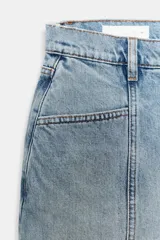 Falda pantalón de tiro medio confeccionada en denim, con bolsillos delanteros y cierre frontal con cremallera y botón metálico.