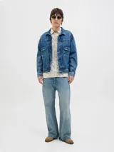 Camisa de manga corta con cuello resort, confeccionada en una mezcla de algodón y lino. Presenta un diseño estampado con motivos tipo damasco en tonos neutros y un corte amplio.