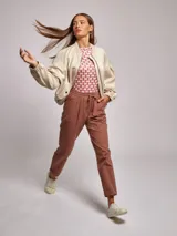 Pantalón de vestir verde oscuro, de corte recto, con cintura elástica ajustable con cordones, bolsillos laterales y ruedo con dobladillo.