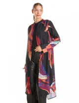 Túnica larga de gasa con estampado abstracto multicolor sobre base negra, cuello a la base, cierre frontal con botones y mangas largas con puños amplios.