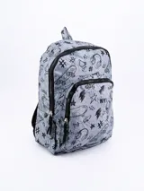 Mochila urbana de color gris con estampado gráfico estilo doodle que incluye dibujos de patinetas, auriculares, estrellas y texto. Cuenta con un compartimento principal amplio y un bolsillo frontal con cierre.