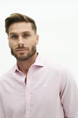 Camisa de manga larga color beige claro, confeccionada en una mezcla de lino y algodón. Presenta un corte semi slim, cuello camisero y un pequeño logo bordado en el pecho.