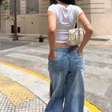 Jean de corte recto y tiro bajo, con diseño de pierna ancha y lavado claro clásico.